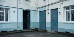 Иллюстрация к статье «Студент погиб после ошибки при открытии двери в общежитии»